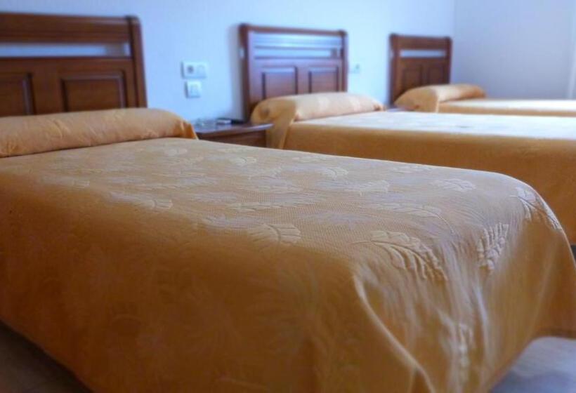 Номер Стандарт Трехместный, Hostal Restaurante La Masía