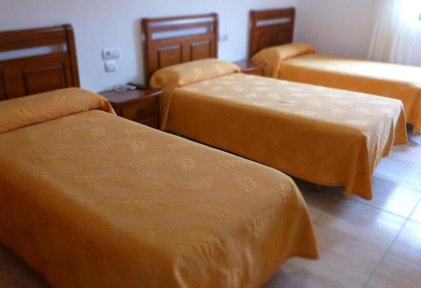 Номер Стандарт Трехместный, Hostal Restaurante La Masía