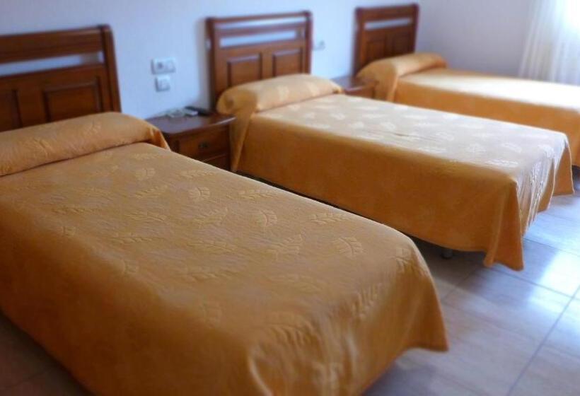 Номер Стандарт Трехместный, Hostal Restaurante La Masía