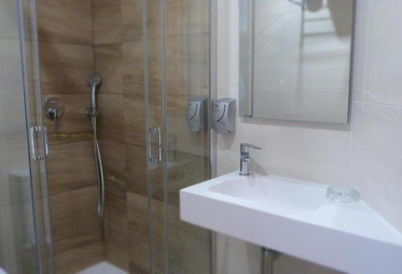 Номер Стандарт Трехместный, Hostal Restaurante La Masía