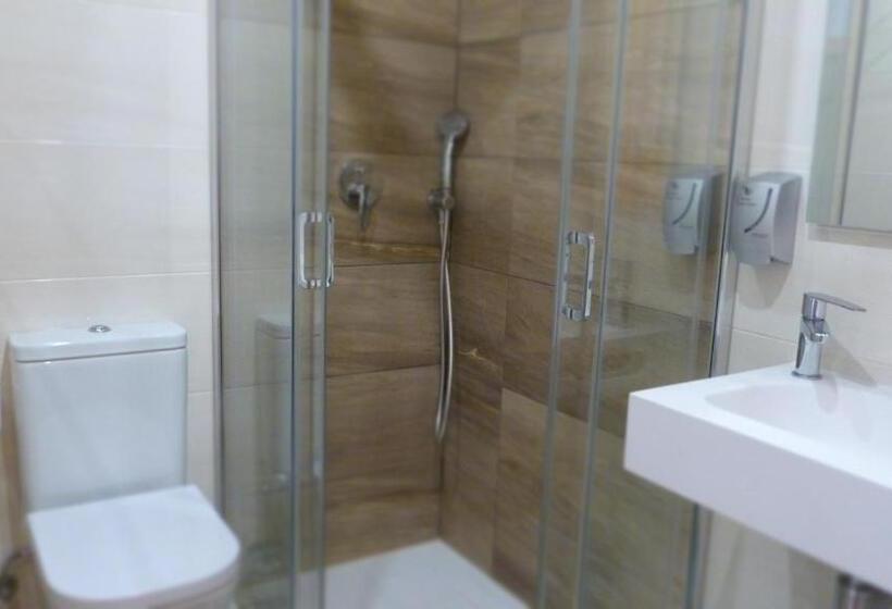 Номер Стандарт Трехместный, Hostal Restaurante La Masía