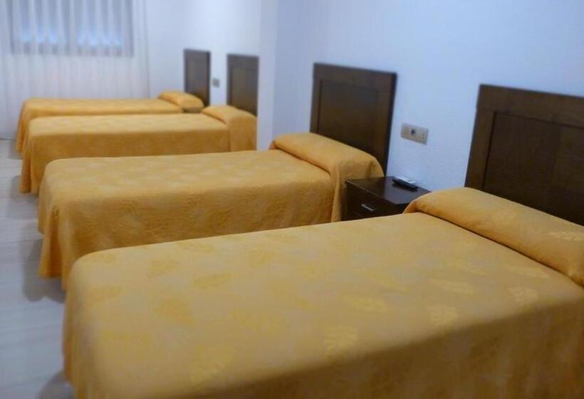 Четырехместный Номер Стандарт, Hostal Restaurante La Masía