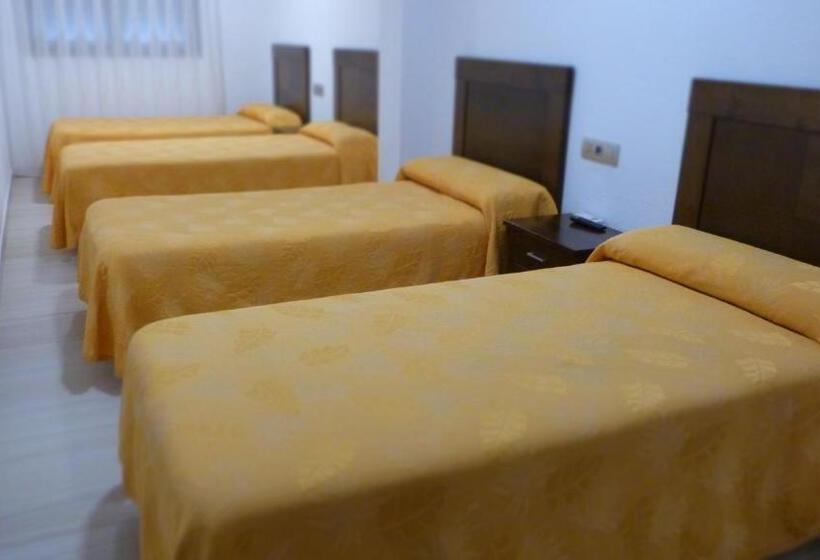 Четырехместный Номер Стандарт, Hostal Restaurante La Masía