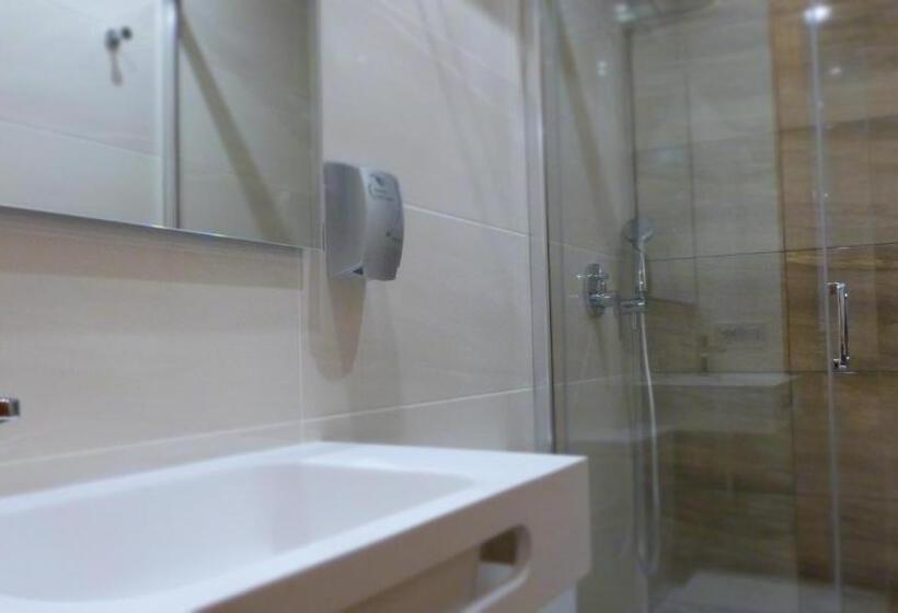 Четырехместный Номер Стандарт, Hostal Restaurante La Masía