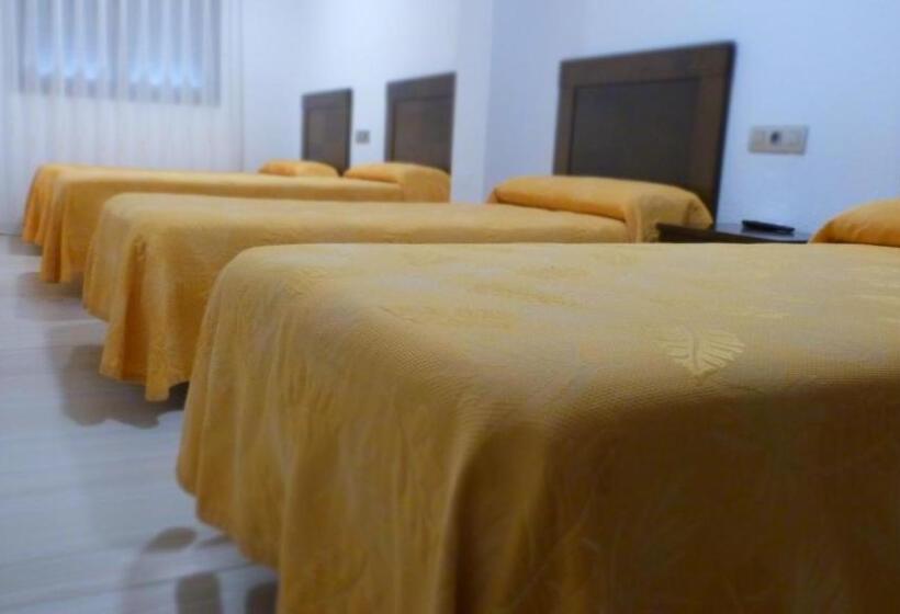 Четырехместный Номер Стандарт, Hostal Restaurante La Masía