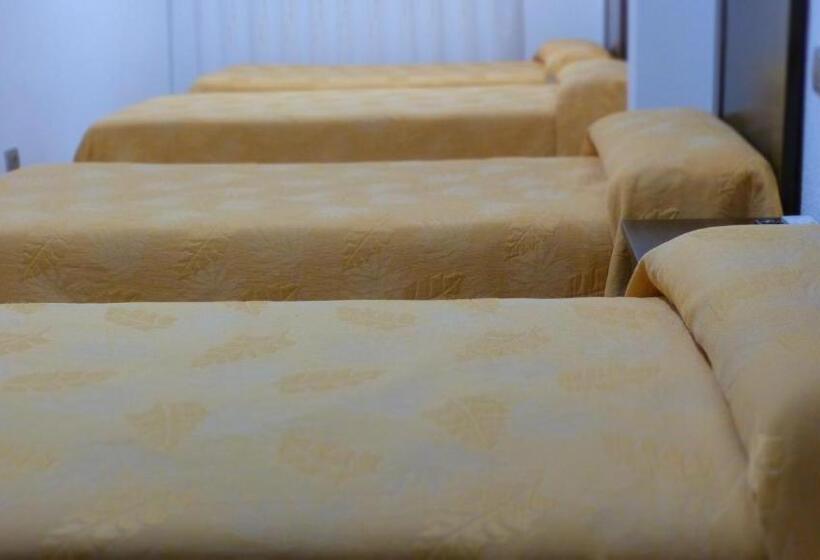 Четырехместный Номер Стандарт, Hostal Restaurante La Masía