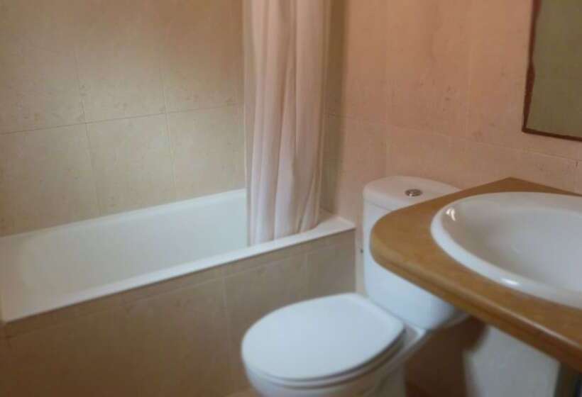 Номер Стандарт Трехместный, Hostal Restaurante La Masía