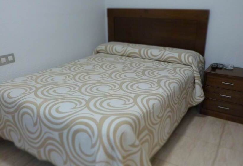 Номер Стандарт Трехместный, Hostal Restaurante La Masía