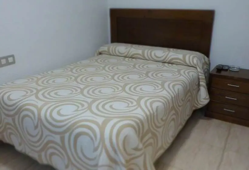 اتاق استاندارد سه نفره, Hostal Restaurante La Masía