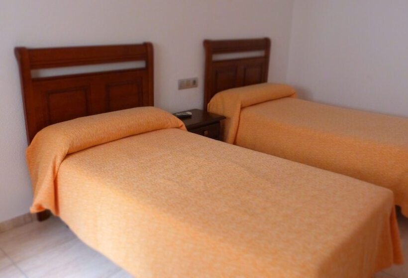 Четырехместный Номер Стандарт, Hostal Restaurante La Masía