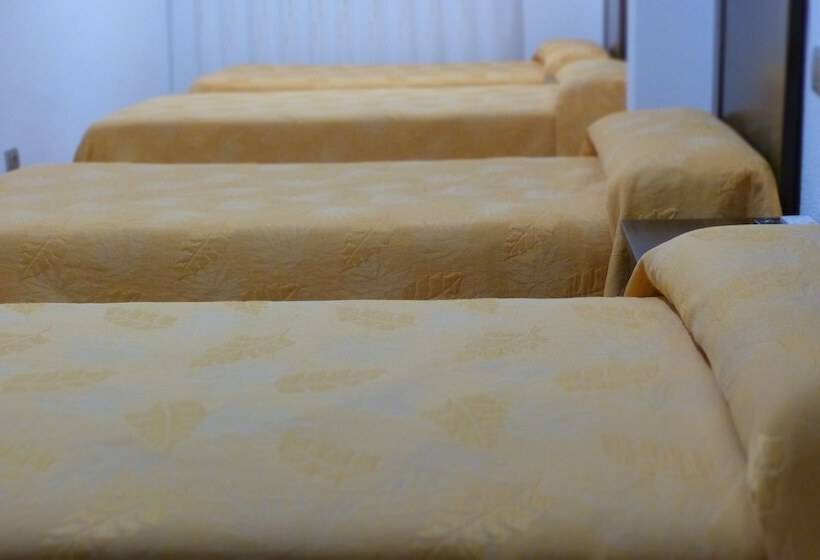 Номер Стандарт Трехместный, Hostal Restaurante La Masía