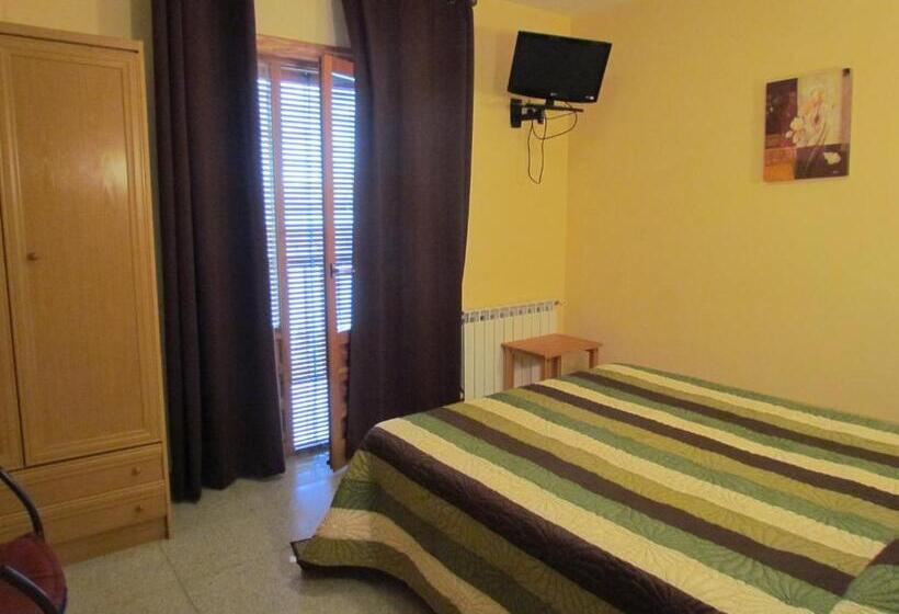 Classic room with balcony, Hostal Las Rumbas