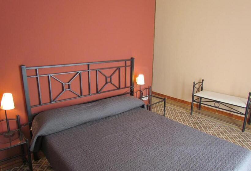 Classic room with balcony, Hostal Las Rumbas