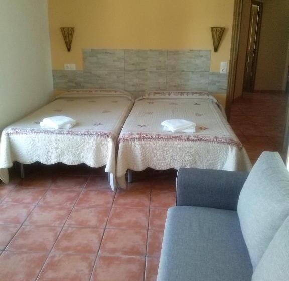 اتاق راحتی سه تخته, Hostal Suetxe