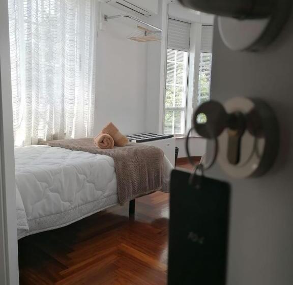 غرفة قياسية ثلاثية, Pr Una Estrella Dorada