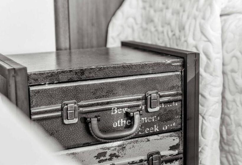 غرفة قياسية ثلاثية, Pr Una Estrella Dorada