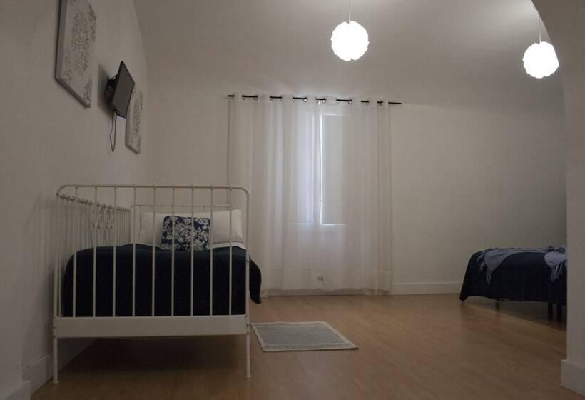 سوییت خانوادگی, Avis Guesthouse