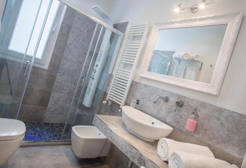 آپارتمان 2 خوابه با چشم‌انداز دریا, White Suite & Apartments