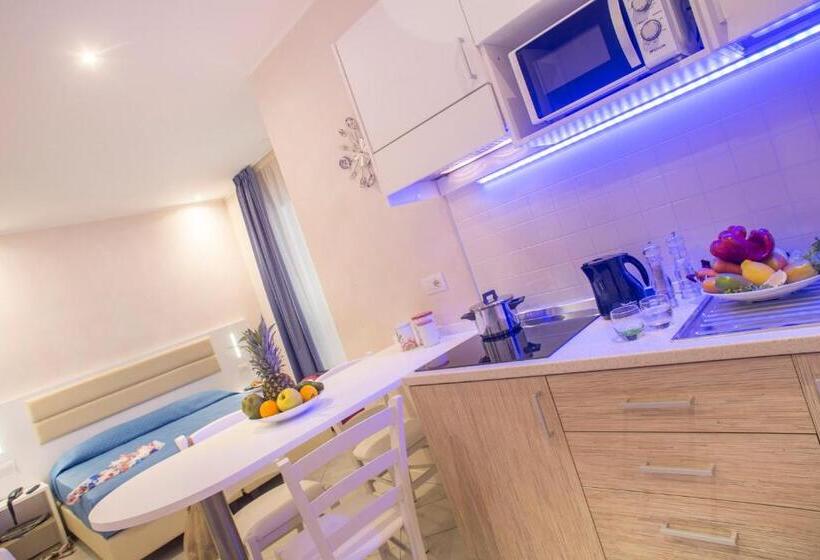 استودیوی استاندارد, White Suite & Apartments