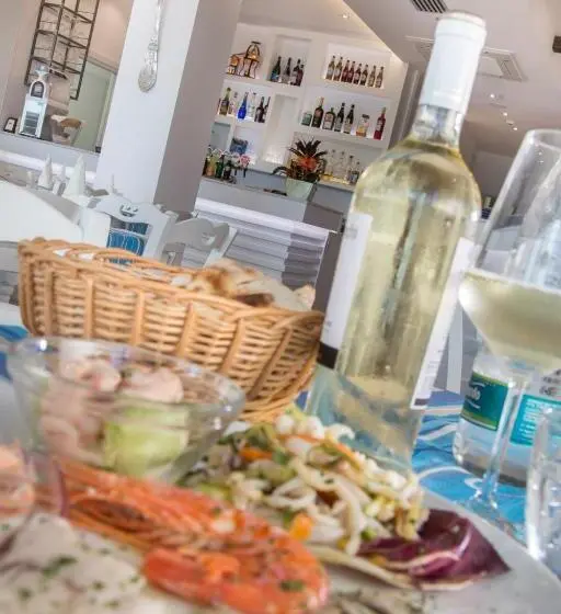 استودیو استاندارد با چشمانداز دریا, White Suite & Apartments