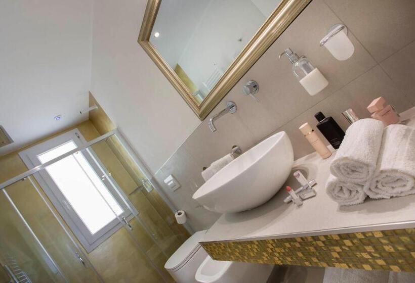 1 Bedroom Penthouse Apartment, White Suite & Apartments