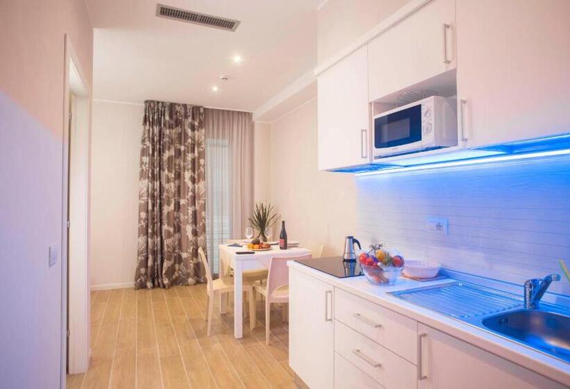 דירה בת חדר שינה 1 צדדית נוף לים, White Suite & Apartments