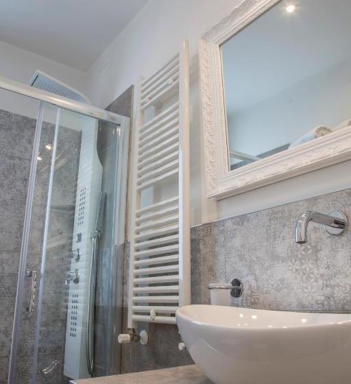 آپارتمان 2 خوابه با چشم‌انداز دریا, White Suite & Apartments