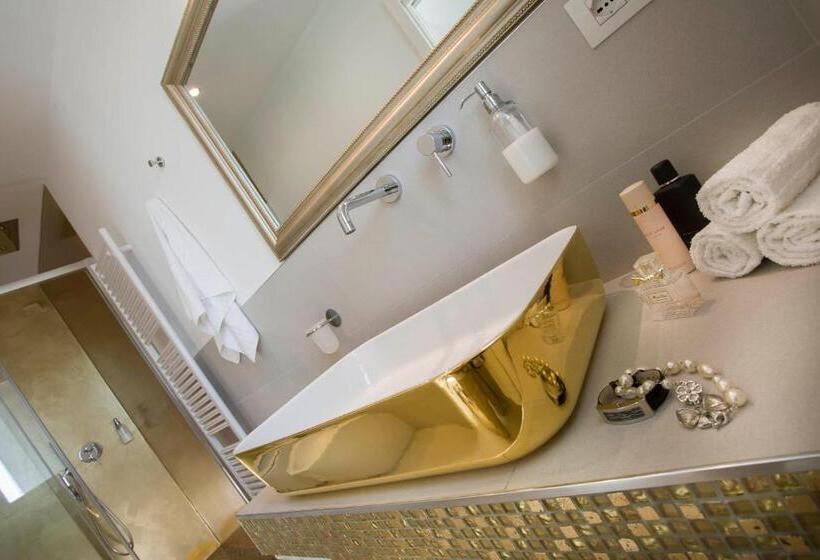 1 Bedroom Penthouse Apartment, White Suite & Apartments