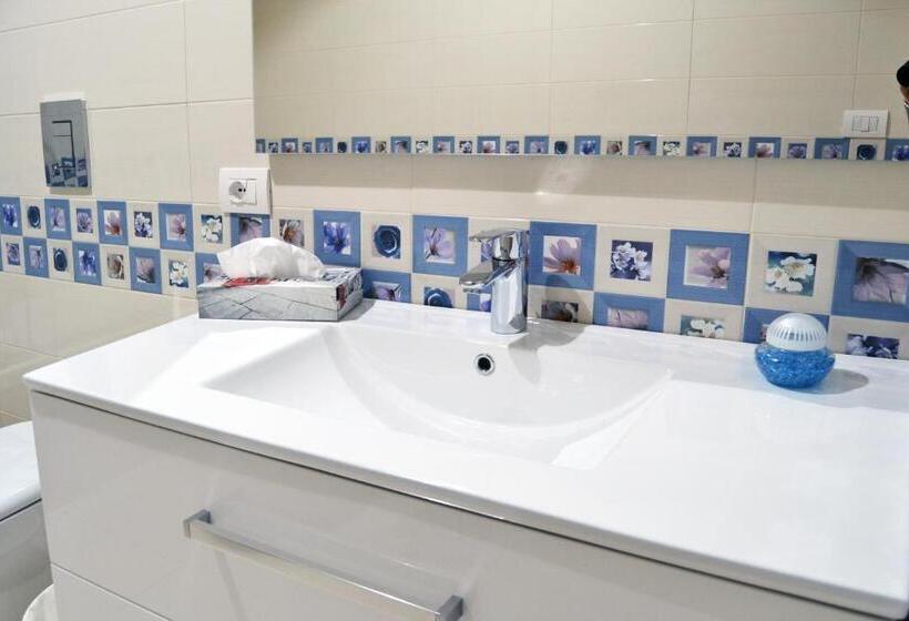 اتاق استاندارد با بالکن و چشم‌انداز دریا, I Giardini Del Re