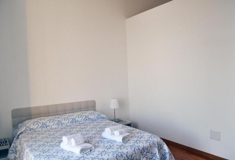 اتاق استاندارد با بالکن و چشم‌انداز دریا, I Giardini Del Re