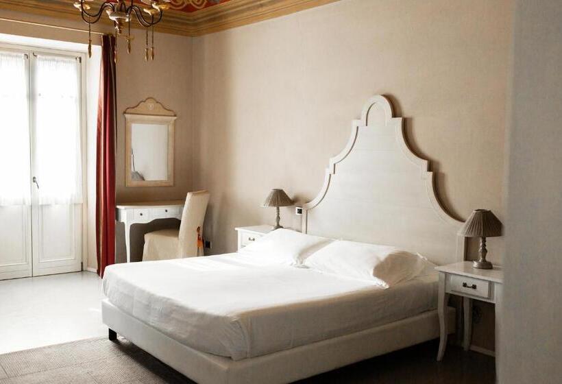 غرفة قياسية مزوَّدة بشُرفة, Vincafè