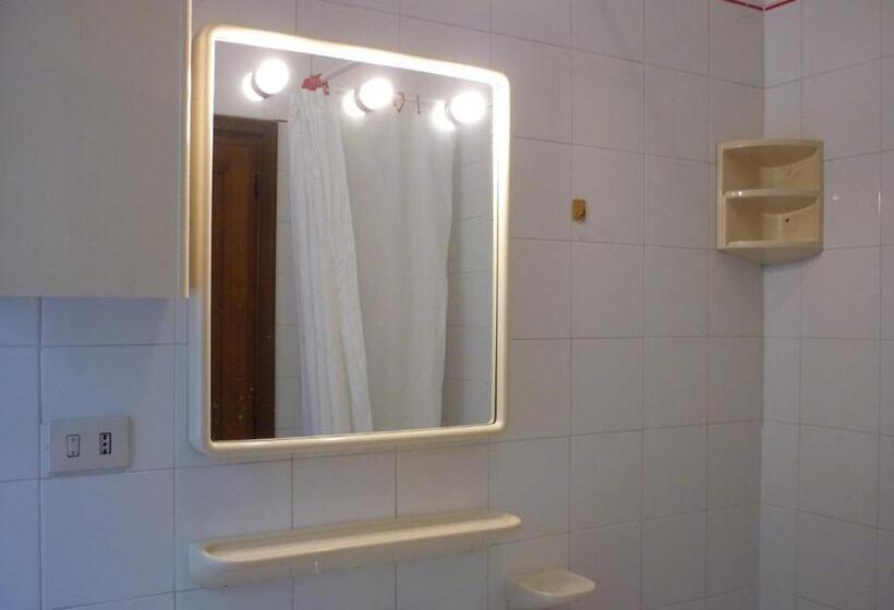 דירת חדר בקומת קרקע, Eur Nir Residence