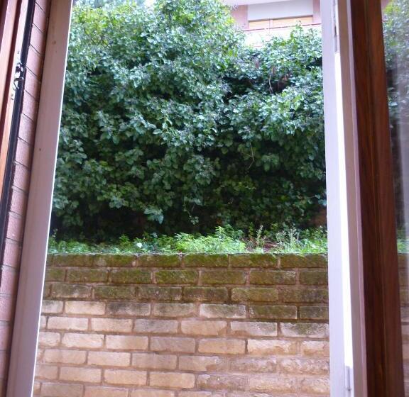 דירת חדר בקומת קרקע, Eur Nir Residence