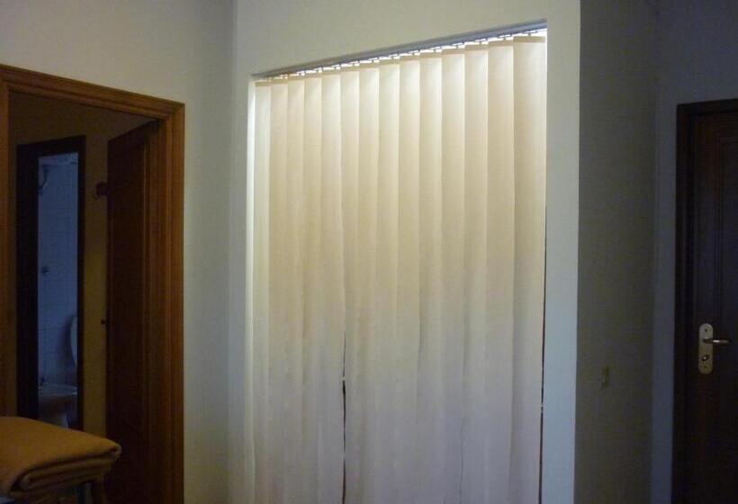 דירת חדר בקומת קרקע, Eur Nir Residence