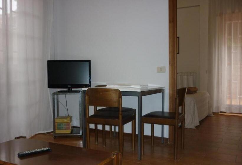 דירת חדר בקומת קרקע, Eur Nir Residence