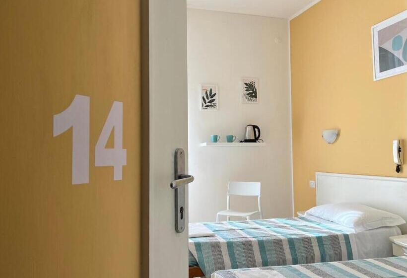 غرفة قياسية حمام مشترك, Parini