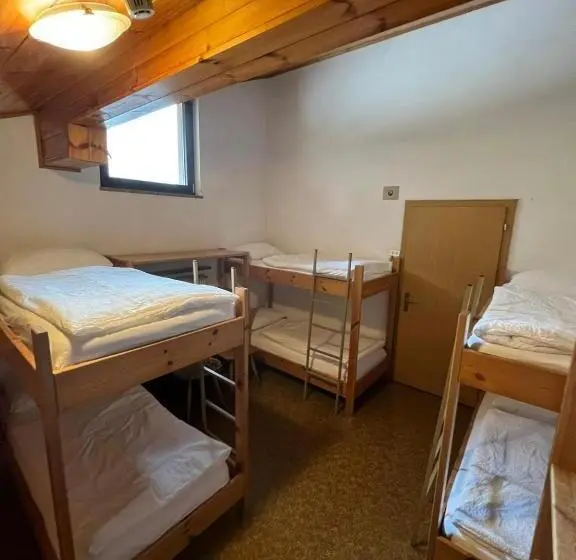 تختخواب در اتاق مشترک, Rifugio Frara