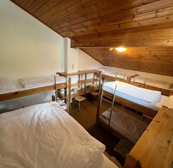 تختخواب در اتاق مشترک, Rifugio Frara