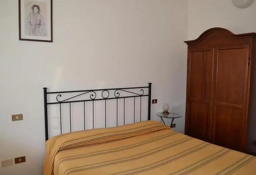 Camera Tripla Standard, Corte Prata