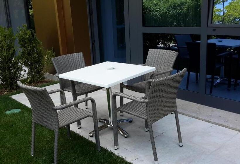 スタンダードスタジオ, Residence Al Bosco