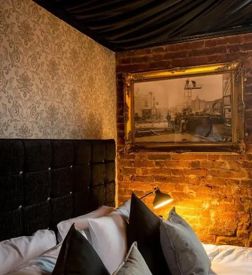 Superior Room King Size Bed, The Foresters Arms