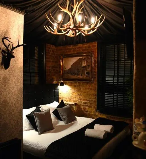 Superior Room King Size Bed, The Foresters Arms