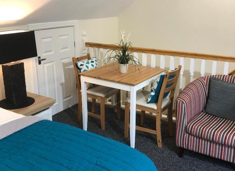 수피리어 룸, Holcombe House