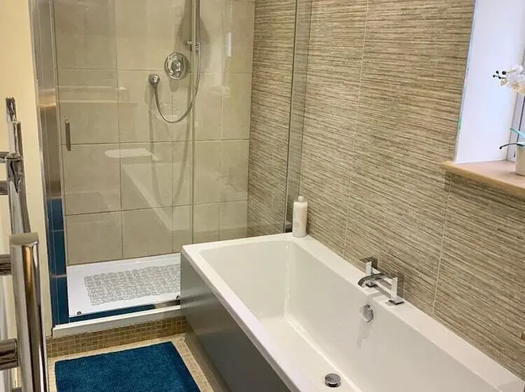 اتاق لوکس با تخت بزرگ, Deridown Guest House