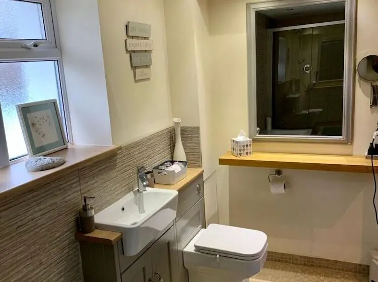 اتاق لوکس با تخت بزرگ, Deridown Guest House