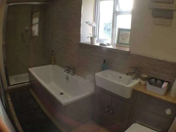 اتاق لوکس با تخت بزرگ, Deridown Guest House