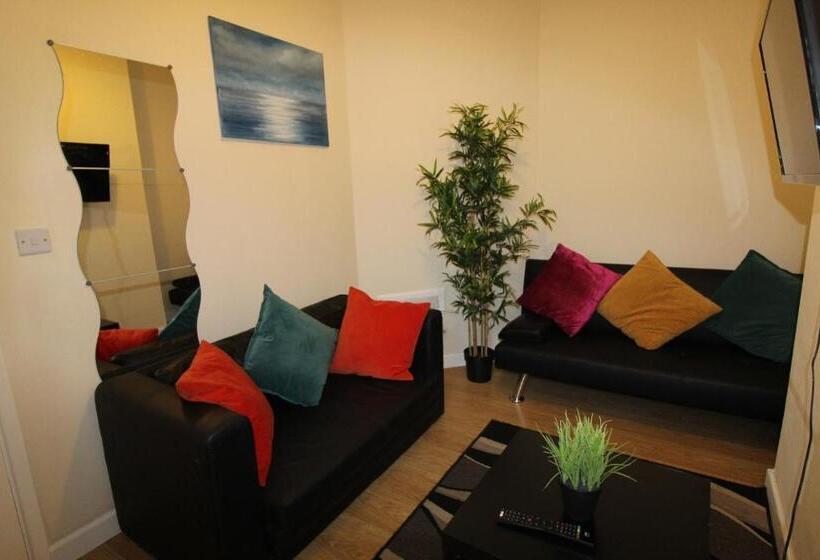 Дом 3 Спальни, Shirebrook House