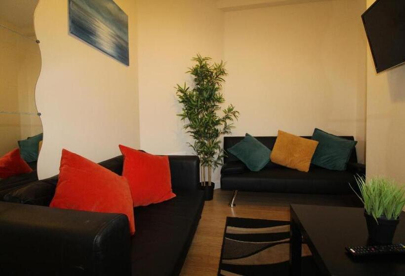 Дом 3 Спальни, Shirebrook House