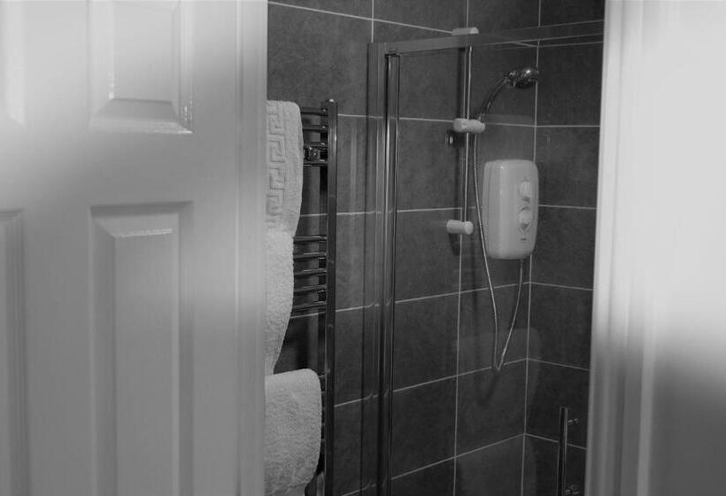 标准间, Oak Tree Inn