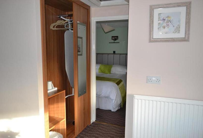 家庭间, Oak Tree Inn